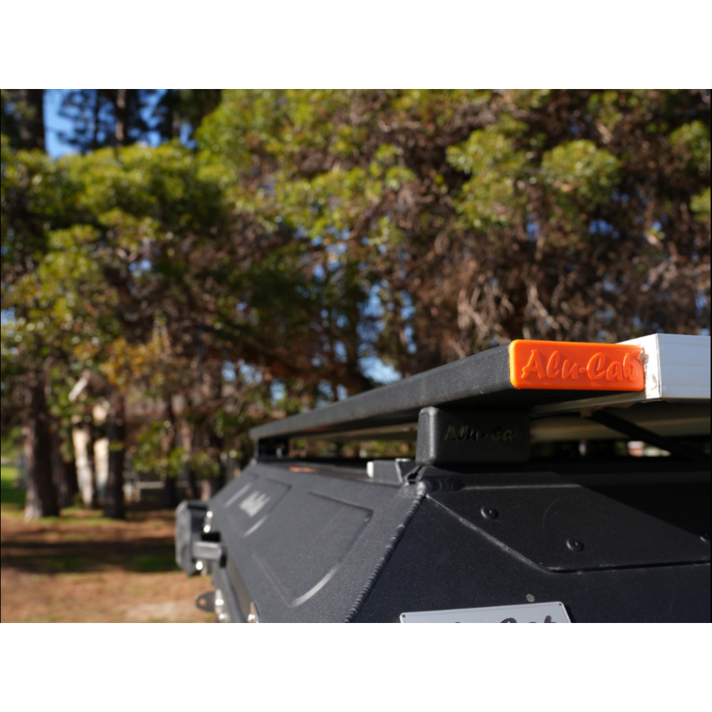 Barres de toit Alu-Cab 1450mm alu, capuchons orange – Offroad Barres de toit Alu-Cab 1450mm alu, capuchons orange – Offroad